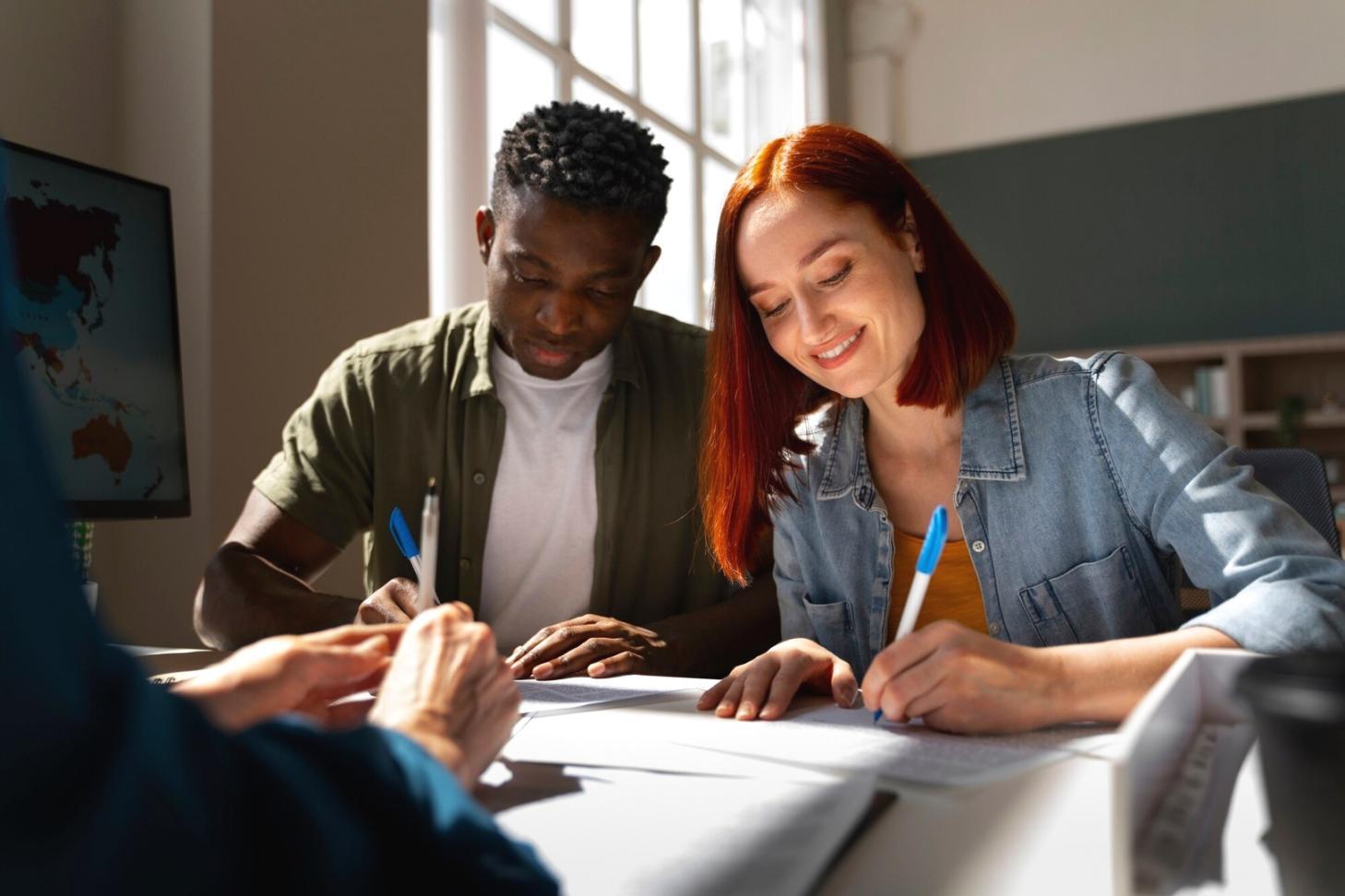 Familia planificando su futuro financiero juntos